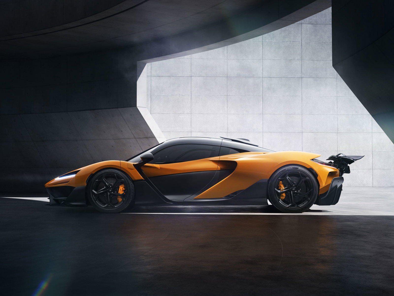 McLaren W1 - side, race mode
